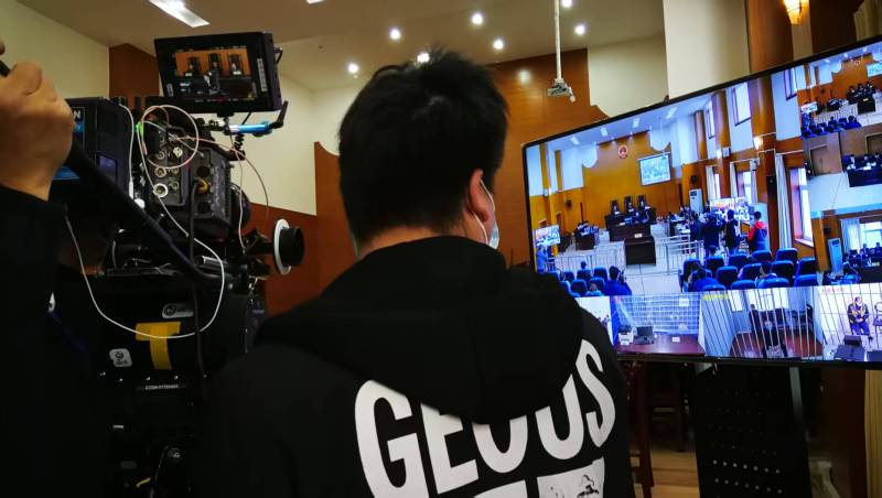AI生成VS人工创意——丹江口市广告片拍摄公司的技术浪漫主义实践